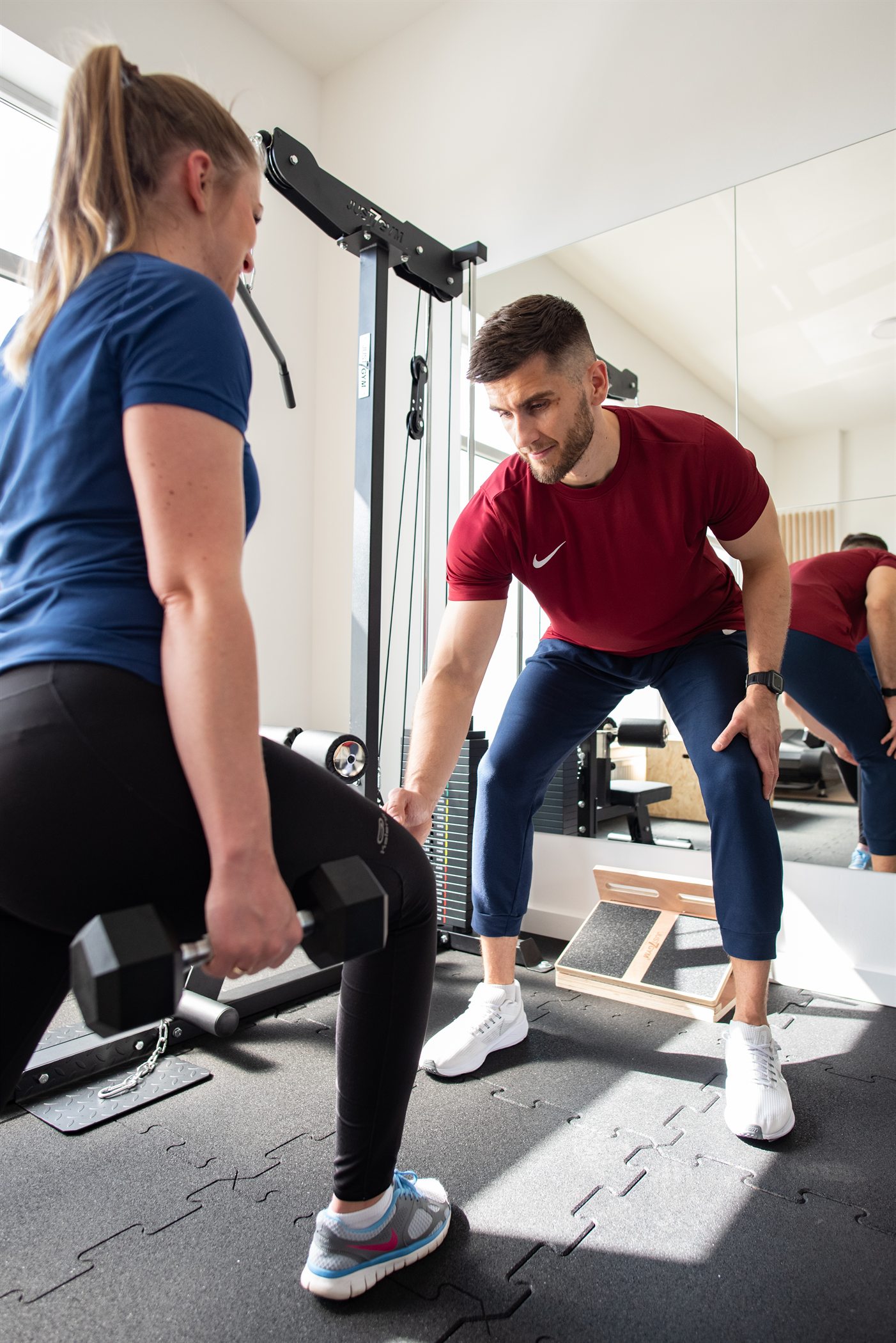Jacek Jarecki prowadzi indywidualny trening personalny w prywatnym studio